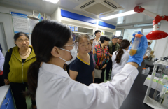 通州组织市平易近走进尝试室零距离体验食物检